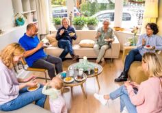 6 mensen die in een gezellige huiskamer van een koophuis direct contact hebben