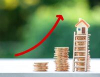 3 steeds hoger wordende stapels muntgeld met op de hoogste een huisje, deze stapels staan voor steeds verder stijgende prijzen die potentiële kopers, wegens overbieden, op woningen voor een huis betalen